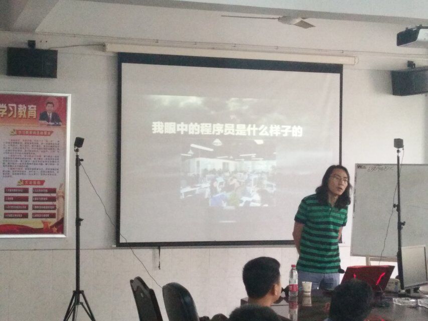 图三 千锋互联科技有限公司伊光辉老师在给同学们进行讲座