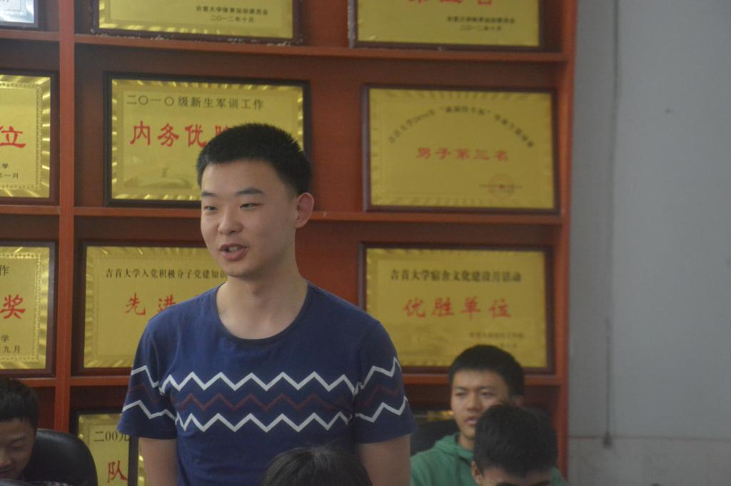 座谈会上学生代表发言