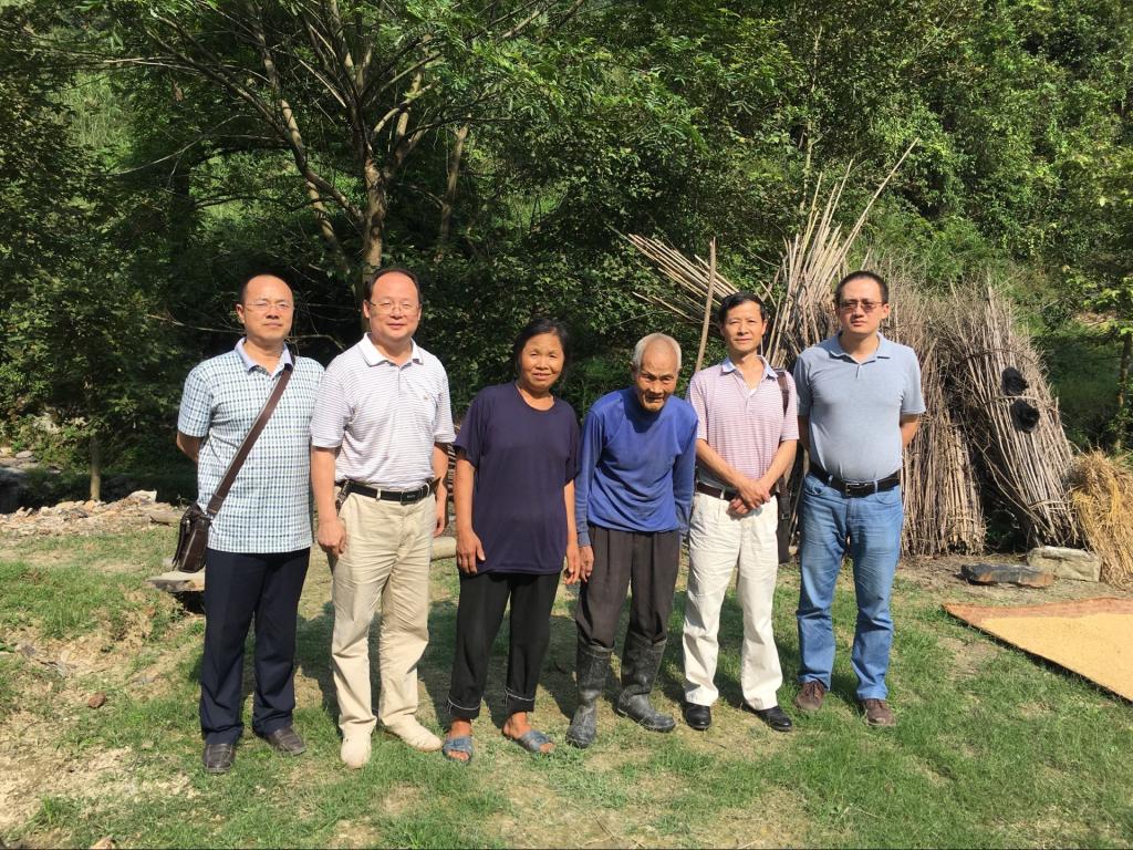 图一 学院领导老师与贫困户合影