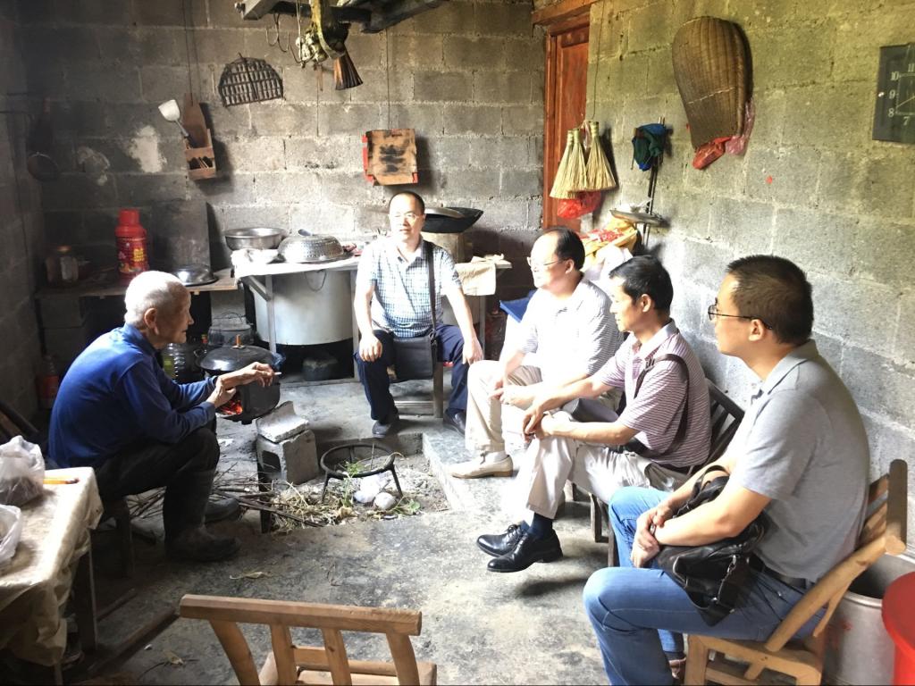 图二 学院领导老师与贫困户共同谋划生产发展