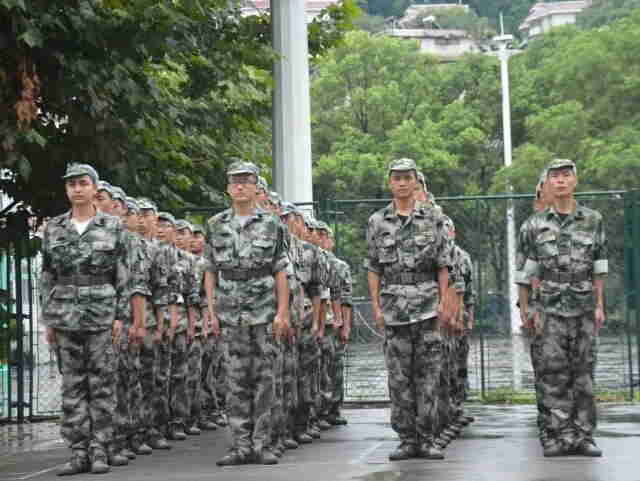 新生正在进行军姿练习