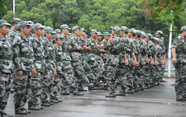 同学们正在进行齐步训练
