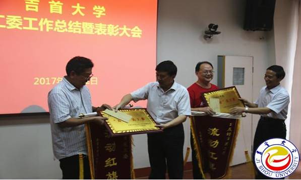 院党委书记熊文斌在接受流动红旗