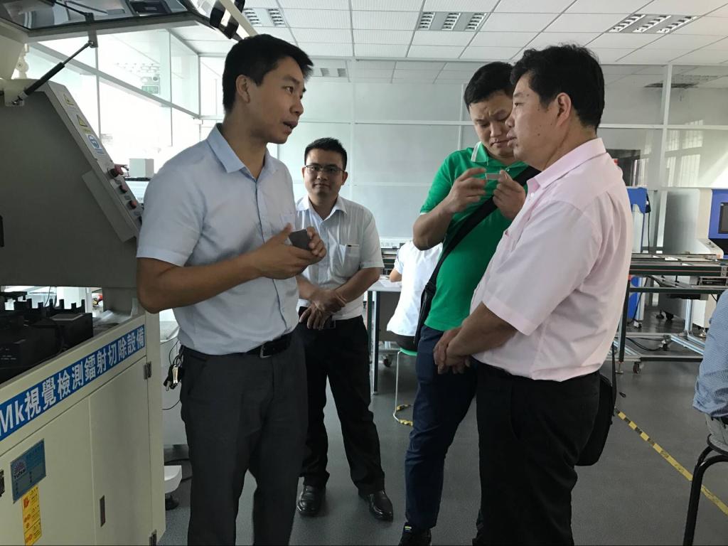 图为威尼斯官网老师走访用人单位