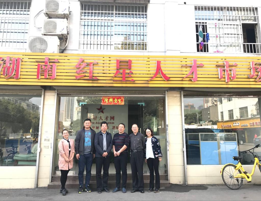 图为威尼斯官网老师与用人单位合影