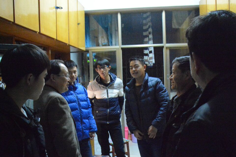 图为 院领导在学生宿舍与学生亲切交谈