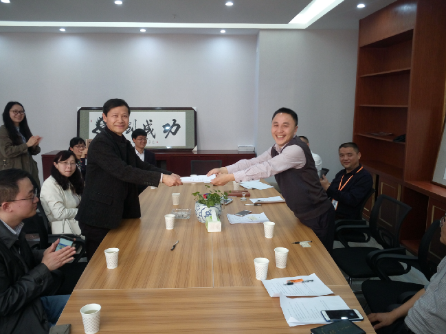 图为 签订产学研合作协议