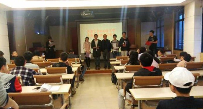 图为 熊文斌书记为一等奖选手颁奖