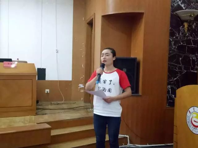 图为 学生会主席孙婉梅同学宣读“倡议书”