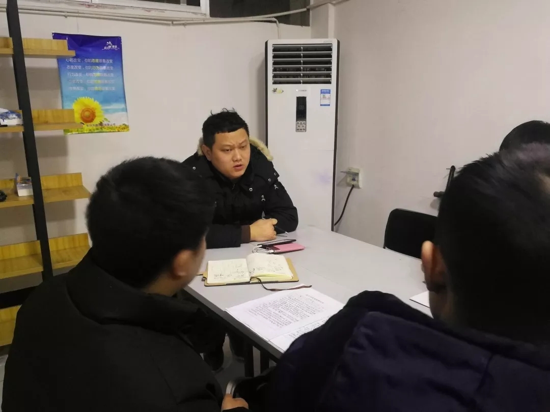图为 团总支书记任志君讲话