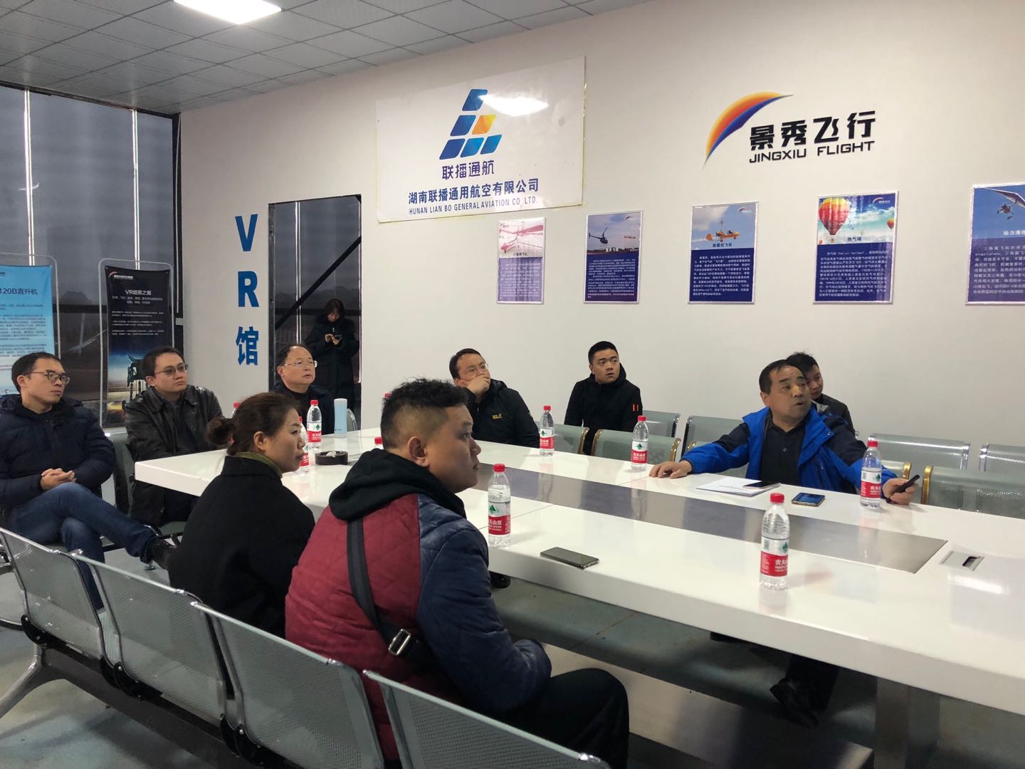 图为 威尼斯官网老师与用人单位交流现场。